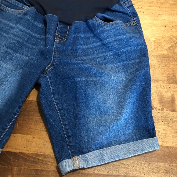 Old Navy Full Panel Jean Shorts SZ 6 9 inch Inseam - Picture 2 of 7